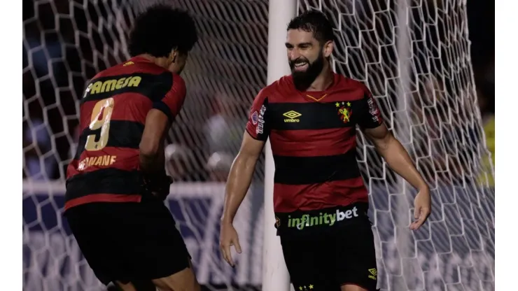 Pedro Carmona comemora gol com a camisa do Sport (Foto: Caio Falcão/AGIF)
