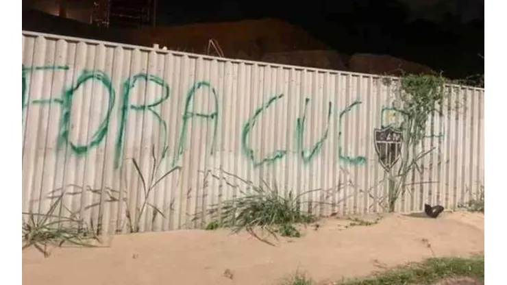 Arena MRV foi pichada com manifestação contra a permanência de Cuca - Foto: Reprodução.
