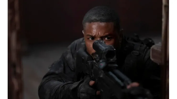 Michael B. Jordan em cena de "Sem Remorso", da Prime Vídeo
