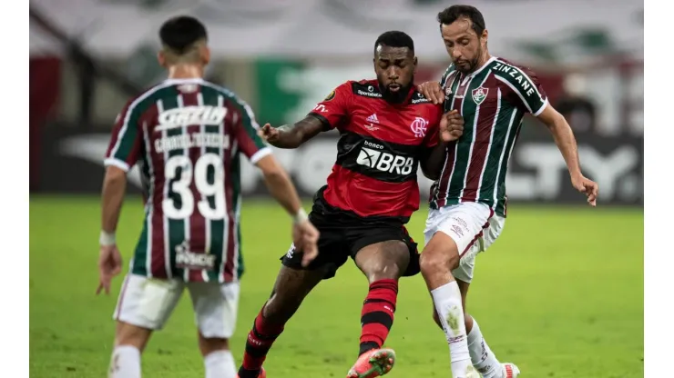 Jogadores de Fluminense e Flamengo brigam pela bola (Foto: Jorge Rodrigues/AGIF)
