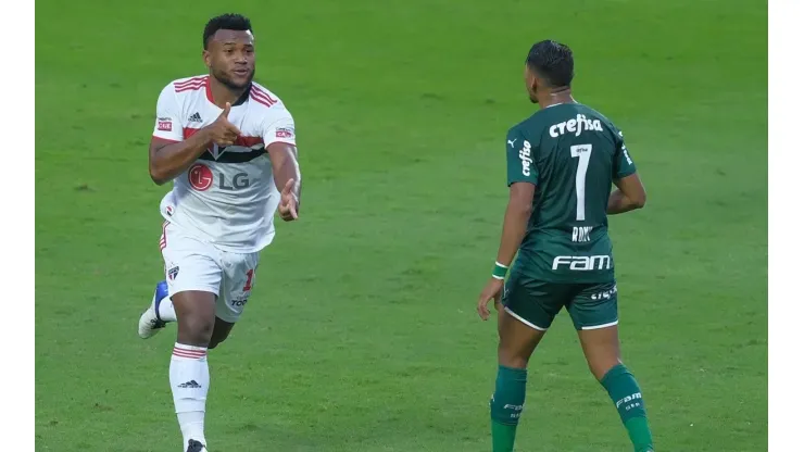 Luan comemora o gol que vai dando a vitória e o título ao São Paulo (Foto: Marcello Zambrana/AGIF)
