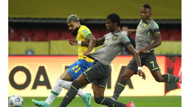 Gabigol e Arboleda durante Brasil x Equador, pelas Eliminatórias Sul-Americanas
