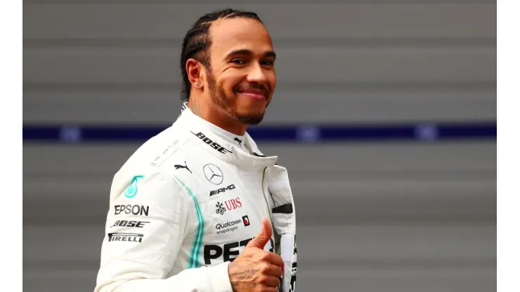 Lewis Hamilton renovou com a Mercedes por mais duas temporadas
