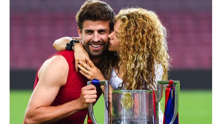 Shakira beija o rosto de Gerard Piqué
