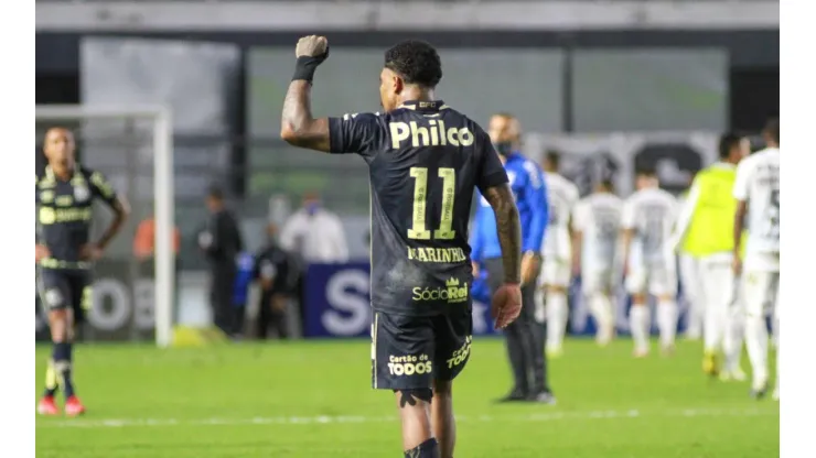 Marinho comemora vitória após partida contra o Grêmio na Vila Belmiro (Fernanda Luz/AGIF)
