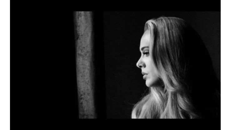 A cantora Adele no clipe 'Easy On Me' - Imagem: Reprodução
