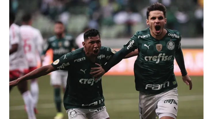 Raphael Veiga comemora o gol que deu a vitória ao Palmeiras (Foto: Ettore Chiereguini/AGIF)
