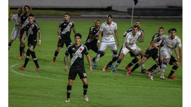 Vasco e CSA ficaram no empeta, em 2 a 2, no primeiro turno (Foto: Celio Junior/AGIF)
