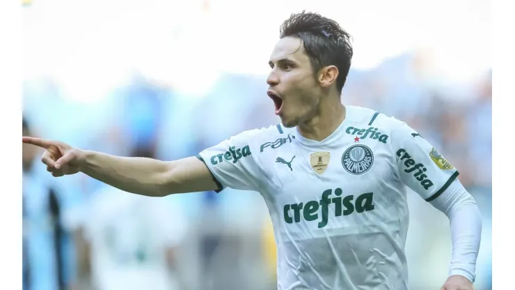 Raphael Veiga comemora um dos gols marcados contra o Grêmio (Foto: Pedro H. Tesch/AGIF)
