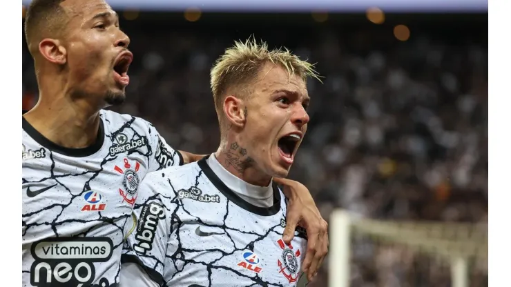 Róger Guedes comemora o gol marcado no minuto final sobre a Chapecoense (Foto: Marcello Zambrana/AGIF)
