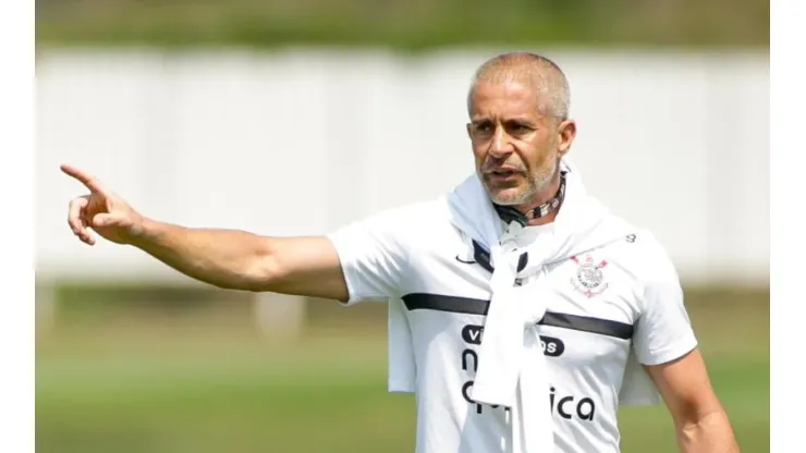 Foto: Rodrigo Coca/SCCP - Sylvinho, técnico do Corinthians, deseja um camisa 9 para 2022.
