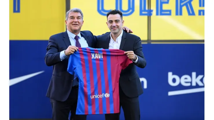 Xavi foi apresentado no Camp Nou junto de Joan Laporta (Getty Images)
