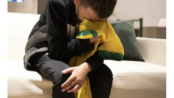 Bruninho chorando ao conhecer Neymar e jogadores da Seleção Brasileira (Foto: Lucas Figueiredo/CBF)
