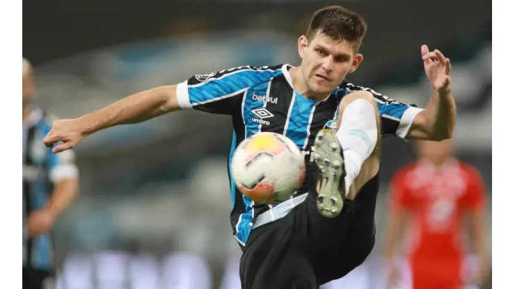 Foto: Silvio Avila - Pool/Getty Images South America - Kannemann vem jogando no sacrifício pela permanência do Grêmio na Série A
