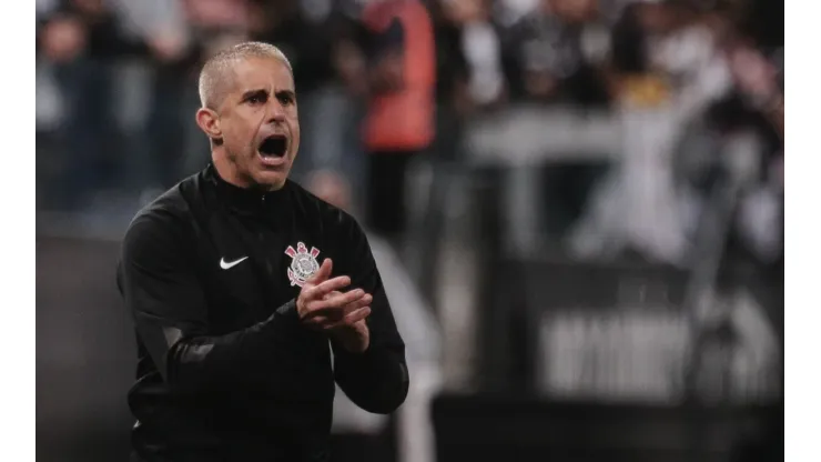 Foto: Ettore Chiereguini/AGIF | Sylvinho é pressionado em coletiva pós-derrota do Corinthians
