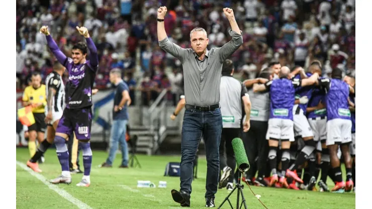 Foto: Kely Pereira/AGIF - Tiago Nunes exaltou atletas do Ceará após a goleada no clássico
