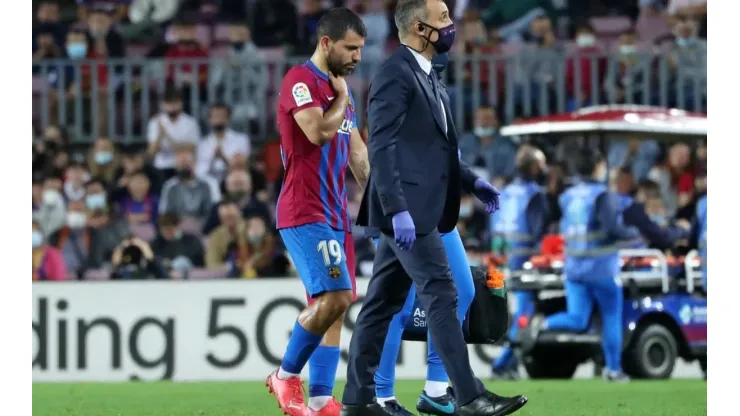 Agüero foi substituído aos 40 minutos da primeira etapa contra o Alavés (Foto: Alex Caparros/Getty Images)
