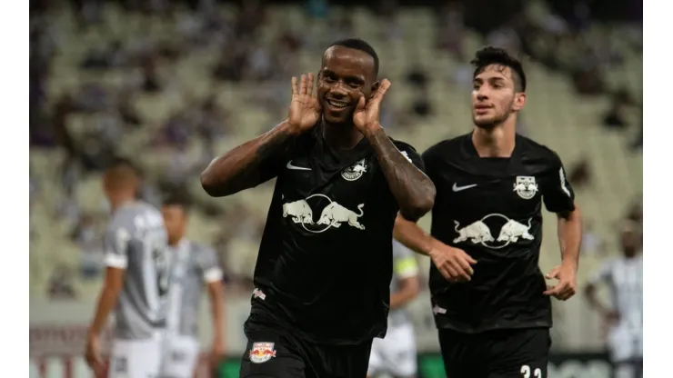 Helinho comemorando gol com a camisa do Red Bull Bragantino (Foto: Kely Pereira/AGIF)
