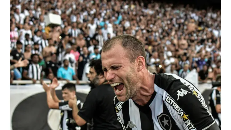 Aos 35 anos, Carli celebra volta à boa fase no Botafogo; zagueiro argentino vive expectativa do título da Série B pelo Clube
