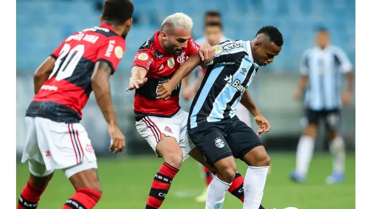 Grêmio e Flamengo fizeram jogo emocionante (Foto: Pedro H. Tesch/AGIF)
