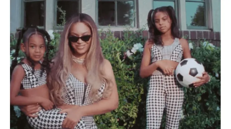 Beyoncé aparece com as filhas Blue Ivy e Rumi em nova campanha de marca de roupas - Imagem: Reprodução
