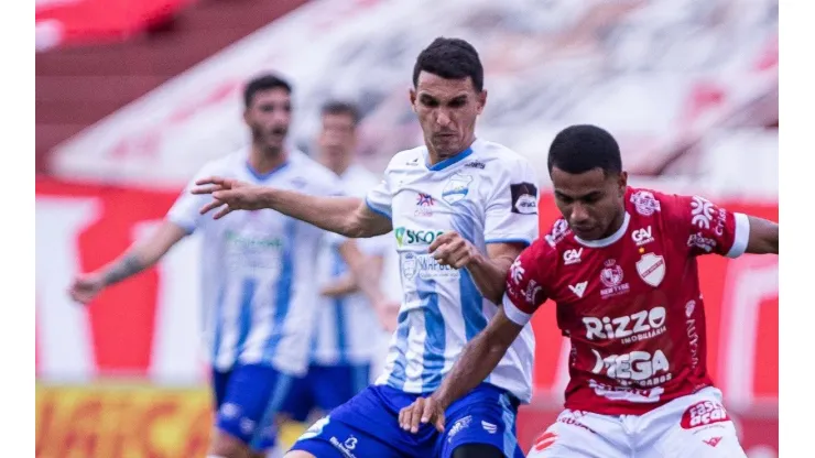 Foto: Heber Gomes/AGIF - Araújo em ação quando atuava no Grêmio Anapolis
