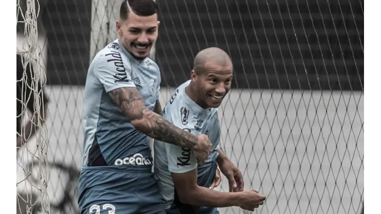 Foto: Ivan Storti/Santos FC - Alison (à esq.) foi pupilo de Cuca no Santos e entrou no radar do Cruzeiro para 2022
