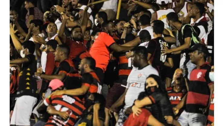 Jhony Pinho/AGIF - Torcida do Vitória no Barradão
