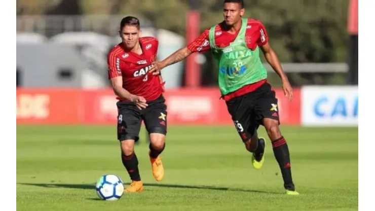 Foto: Gilvan de Souza/Flamengo - Cuéllar (à esq.) estaria de saída do Al-Hilal e retorno ao Flamengo já é ventilado
