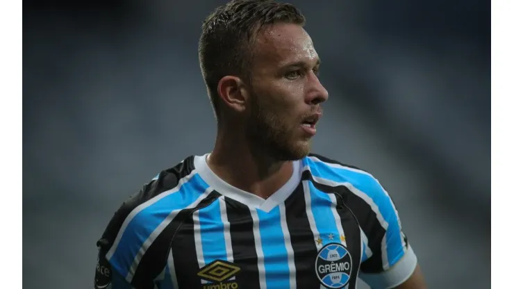 Foto: Pedro Vale/AGIF - Negociação de Arthur entre Grêmio e Barcelona está sendo investigada
