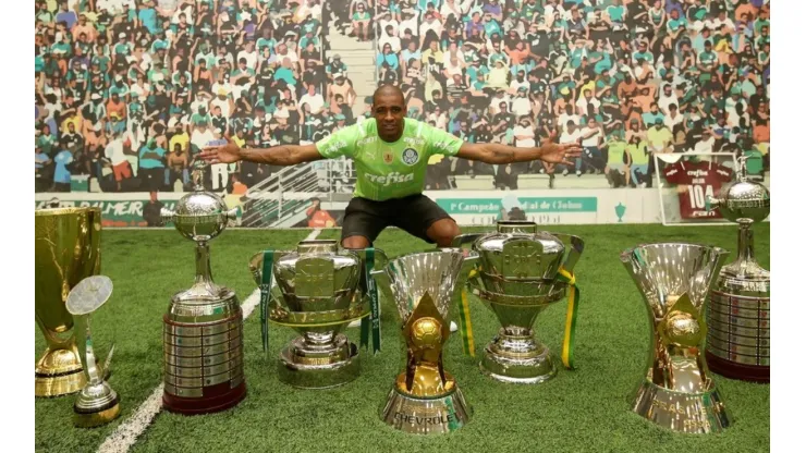 Jailson posa com todos os troféus que conquistou pelo Palmeiras (Foto: Fabio Menotti/Palmeiras)
