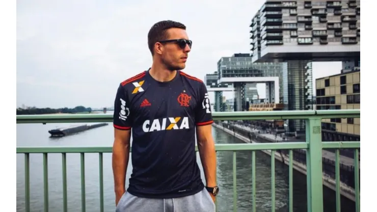 Foto: Twitter Oficial/@Podolski10 - Podolski já posou várias vezes com camisa do Flamengo após título da Copa de 2014
