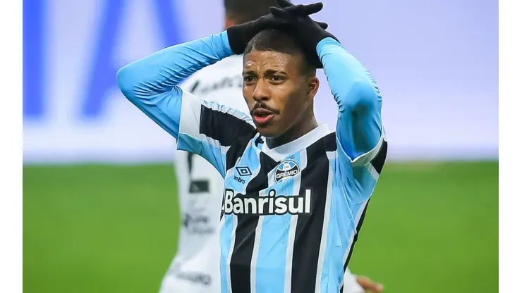 Foto: Pedro H. Tesch/AGIF - Saídas do Grêmio fazem R$ 3 milhões virarem assunto
