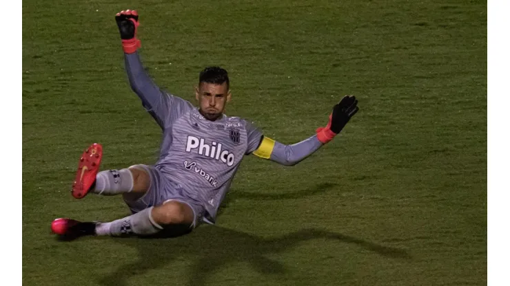 Ivan, goleiro da Ponte Preta (Foto: Rebeca Reis/AGIF)
