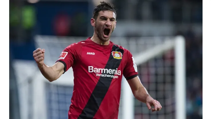 Lucas Alario com a camsia do Bayer Leverkusen (Foto: Simon Hofmann / Getty Images)
