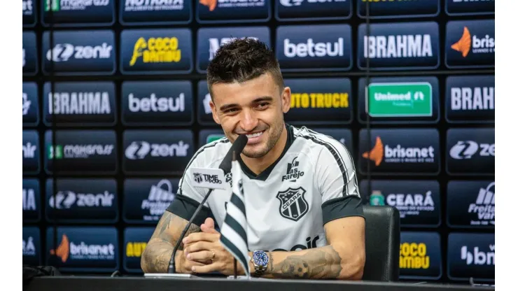 Foto: (Site Oficial Ceará/Felipe Santos/Ceará SC) - Victor Luís foi oficialmente apresentado pelo Ceará nesta quinta-feira (13)
