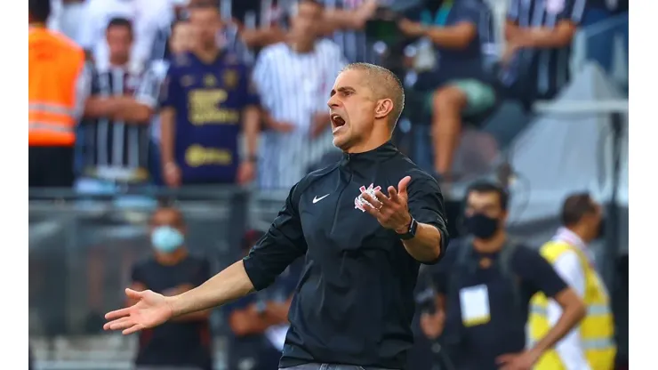 Sylvinho vai comandar o Corinthians em 2022 (Foto: Marcello Zambrana/AGIF)
