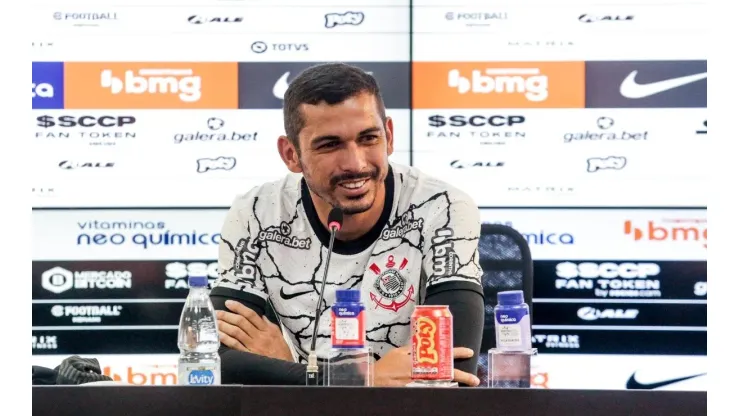 Foto: (Twitter Oficial Corinthians/Rodrigo Coca/Ag. Corinthians) - Bruno Melo foi apresentado oficialmente pelo Corinthians nesta quinta (20)
