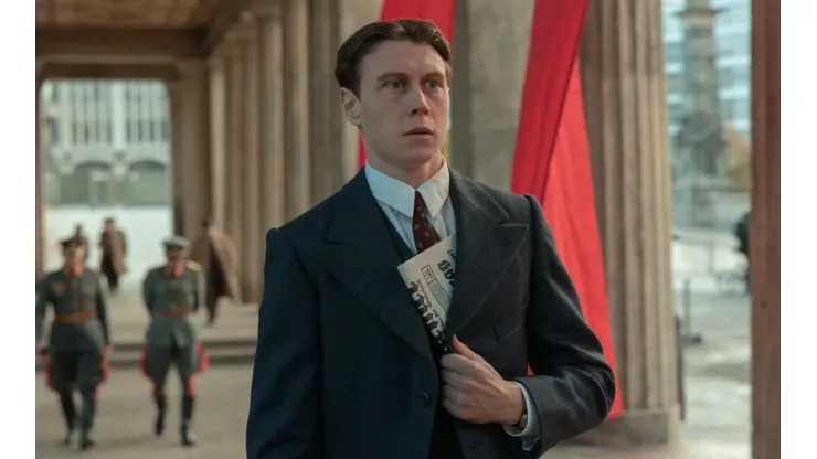 George MacKay em cena do filme Munique: No Limite da Guerra
