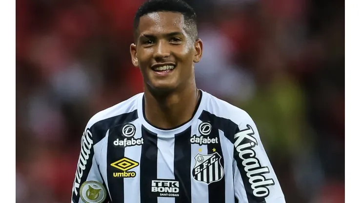 Ângelo é titular, pela primeira vez com a camisa 11 santista
