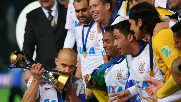 Elenco do Corinthians comemora a conquista do Campeonato Mundial de Clubes FIFA 2012 (Foto: Matthew Ashton/Corbis via Getty Images)