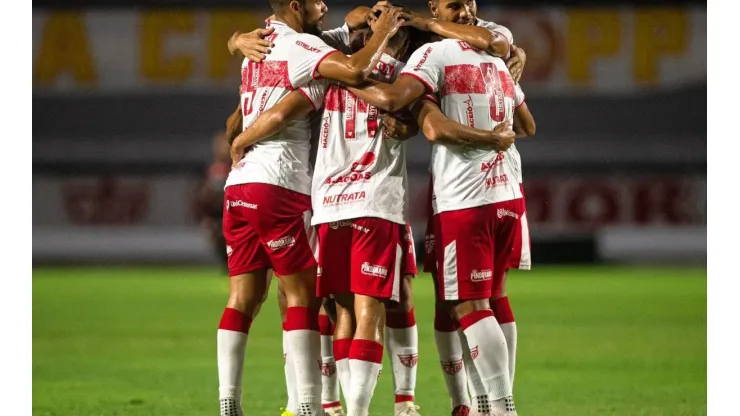 Foto: Francisco Cedrim/CRB. Elenco do Galo comemora gol pelo Campeonato Alagoano.
