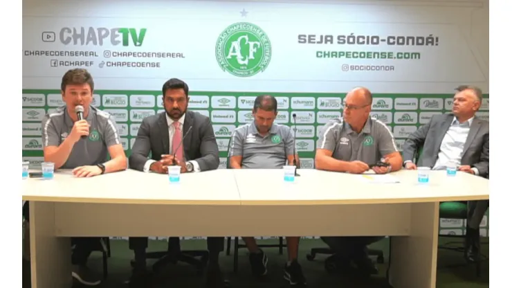 Reprodução/YouTube ChapeTV. Equipe administrativa da Chapecoense explicou a situação financeira do time em coletiva realizada nesta terça
