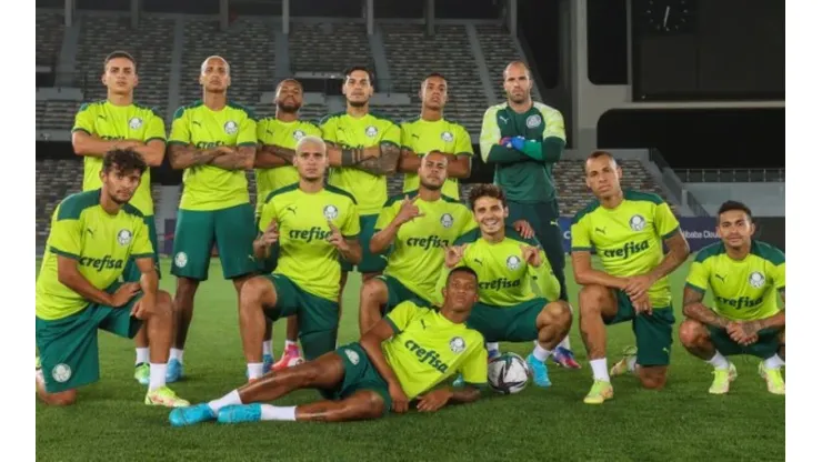 Foto: Divulgação/Palmeiras. O time titular reunido para foto em preparação para o primeiro confronto pela taça do Mundial
