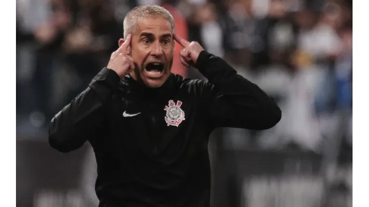 Sylvinho foi demitido após a derrota para o Santos (Foto: Ettore Chiereguini/AGIF)
