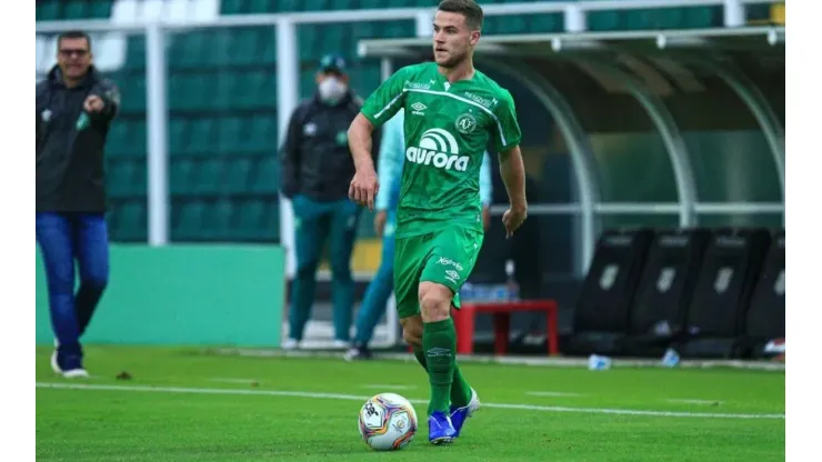 Divulgação/Chapecoense. Gabriel Busanello em partida pela equipe profissional da Chapecoense.
