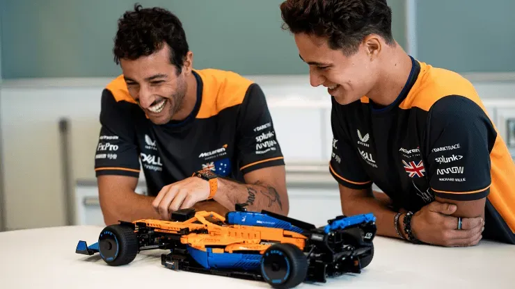 Foto oficial McLaren – Daniel Ricciardo e Lando Norris com o carro de Lego da construtora