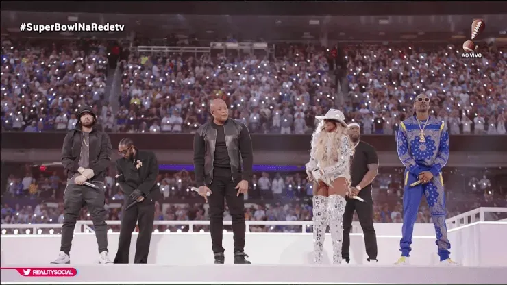 Imagem reprodução TV – Artistas no palco do Super Bowl