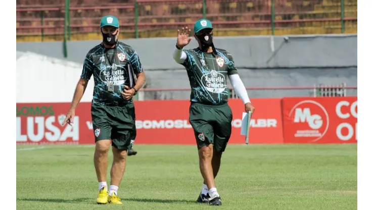 Sérgio Soares comandando treino na Portuguesa (Foto: Twitter oficial da Portuguesa)
