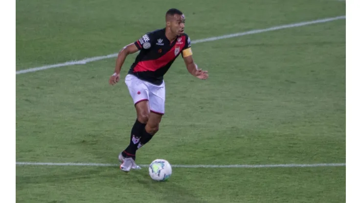 Foto: Robson Mafra/AGIF - Marlon Freitas está em sua terceira temporada pelo Atlético-GO
